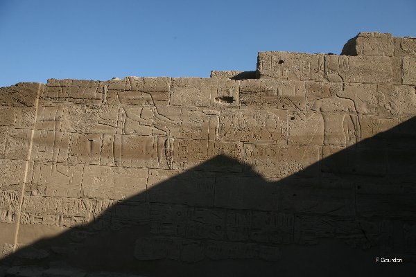 011_facade mur est cour avant le 10me pylone horemheb et toutankhamon 24